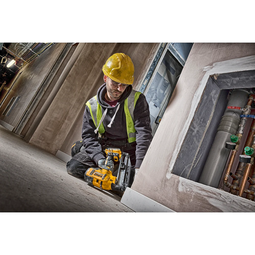 DCN660D2-QW 18V XR Finish Nailer - Image 2
